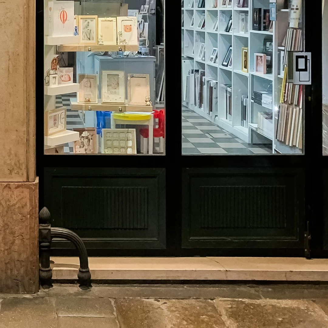Cornici e prodotti finiti esposti in negozio